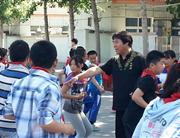 武术进校园--振刚老师与学生2